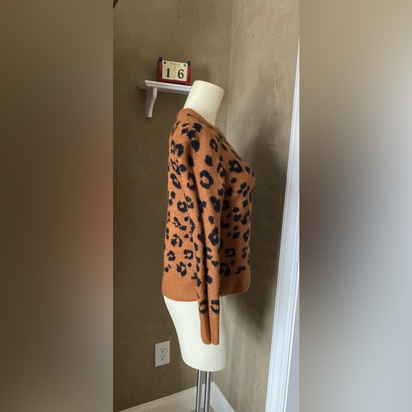 Old Navy cheetah leopard print classic sweater, size XS - Picture 2 of 9
